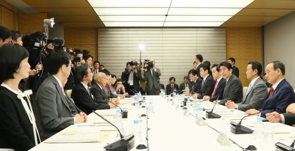 Photograph of the Prime Minister making a statement (2)
