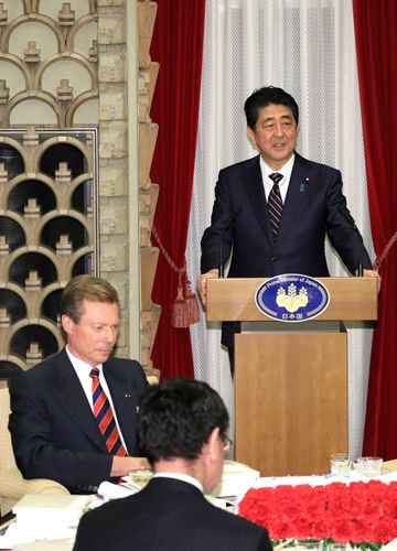 Photograph of the Prime Minister delivering an address at the banquet hosted by Prime Minister Abe and Mrs. Abe (2)