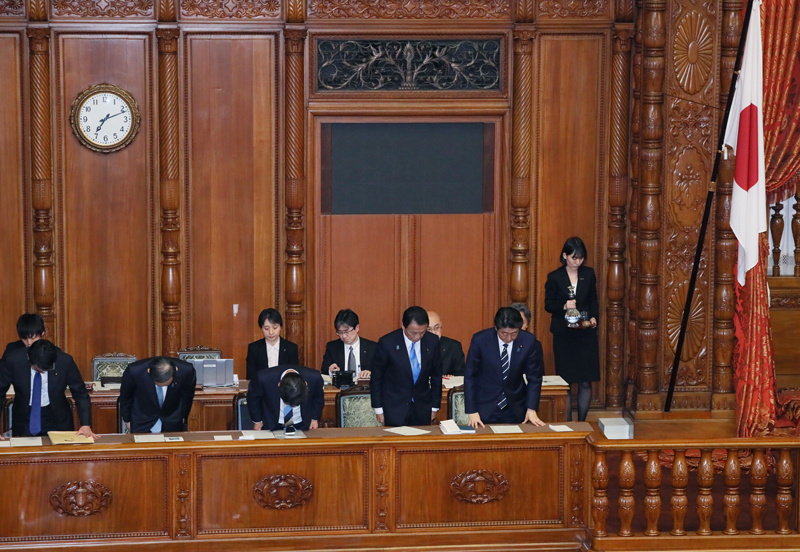 Photograph of the Prime Minster bowing after the vote at the plenary session of the House of Councillors