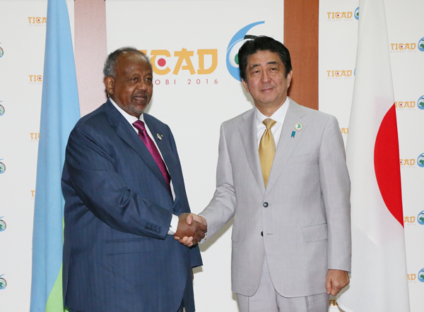 Photograph of Prime Minister Abe shaking hands with the President of Djibouti