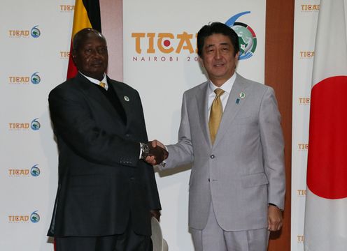 Photograph of Prime Minister Abe shaking hands with the President of Uganda