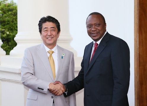 Photograph of Prime Minister Abe shaking hands with the President of Kenya