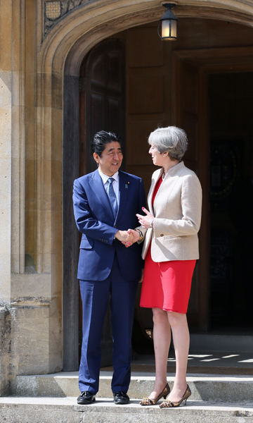 Photograph of the Prime Minister shaking hands with the Prime Minister of the United Kingdom (2)