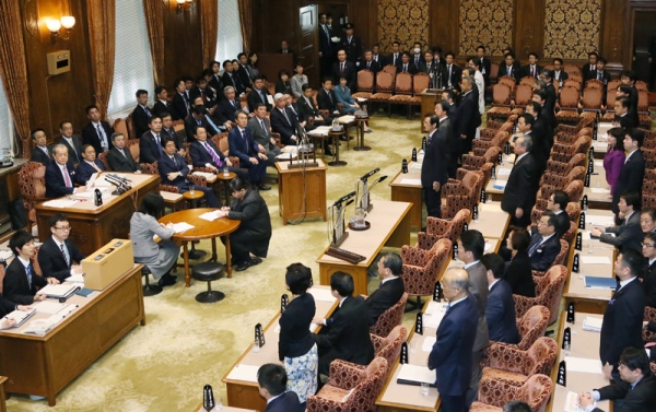 Photograph of the vote on the FY2016 comprehensive budget at the meeting of the Budget Committee of the House of Councillors