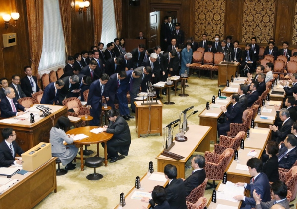 Photograph of the Prime Minister bowing after the vote on the FY2016 comprehensive budget at the meeting of the Budget Committee of the House of Councillors