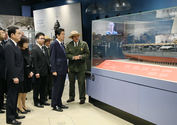 Photograph of the Prime Minister visiting the Pearl Harbor Visitor Center (2)