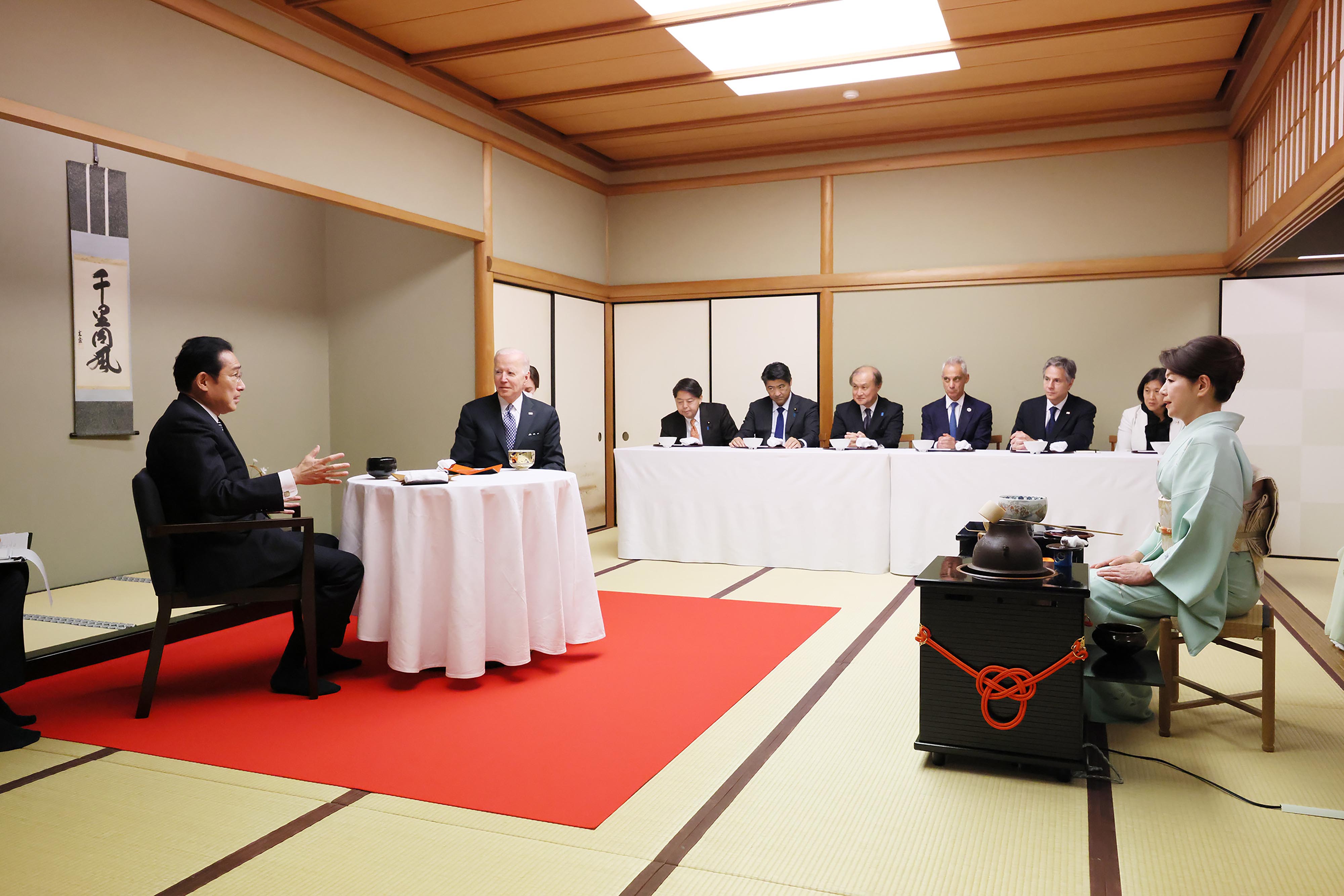 Photograph of the First Lady conducting a tea ceremony (3)