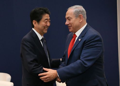 Photograph of the Prime Minister shaking hands with the Prime Minister of Israel