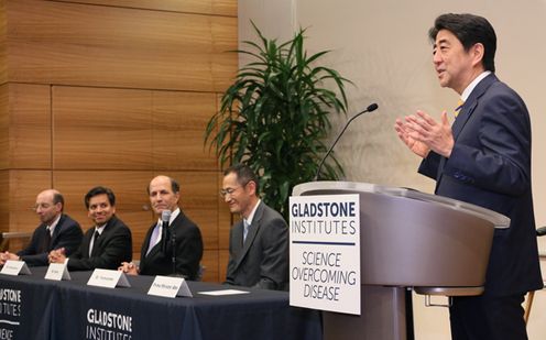 Photograph of the Prime Minister delivering an address at the Gladstone Institutes