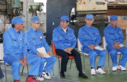 Photograph of the Prime Minister exchanging views with employees at a manufacturer of food product machinery