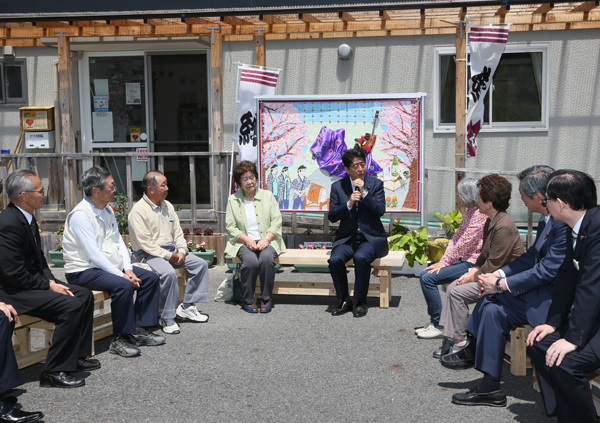 Photograph of the Prime Minister exchanging views with residents of Kaiyama emergency temporary housing
