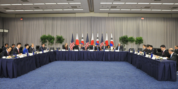 Photograph of the Japan-United States-Republic of Korea Summit Meeting (1)