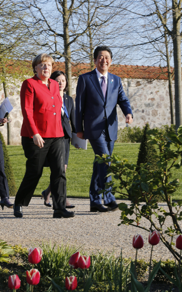 Photograph of the leaders strolling through the gardens (Pool Photo)