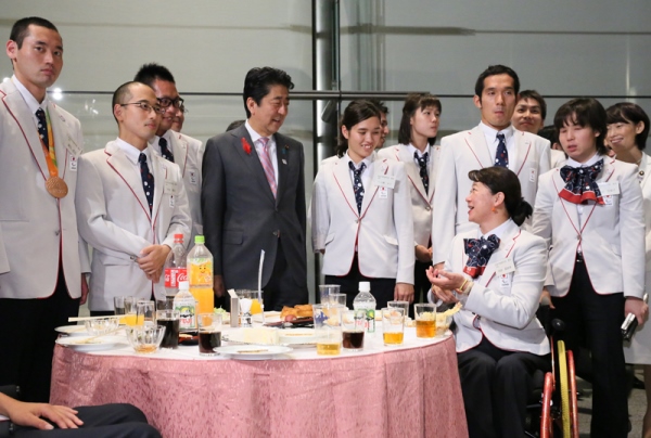 Photograph of the Prime Minister conversing with athletes (2)