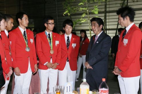 Photograph of the Prime Minister conversing with athletes (4)