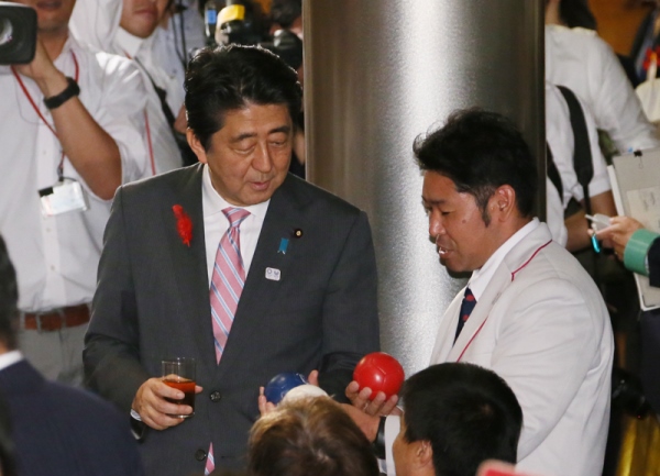 Photograph of the Prime Minister conversing with athletes (5)