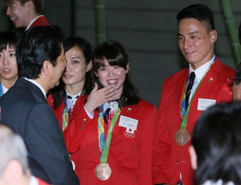 Photograph of the Prime Minister conversing with athletes (7)