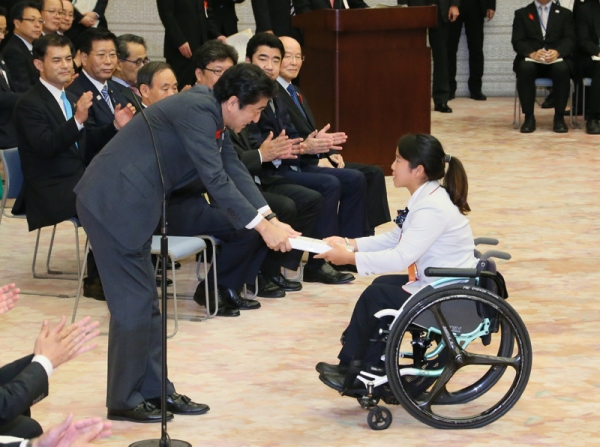 Photograph of the Prime Minister presenting a commemorative gift (2)