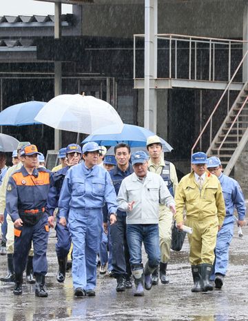 Photograph of the Prime Minister observing the state of damage at a factory (1)