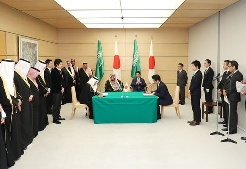 Photograph of the leaders attending the signing ceremony for the memorandum of cooperation (4)