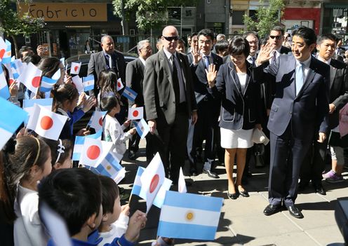 Photograph of the Prime Minister attending an exchange with Argentinians of Japanese descent (1)