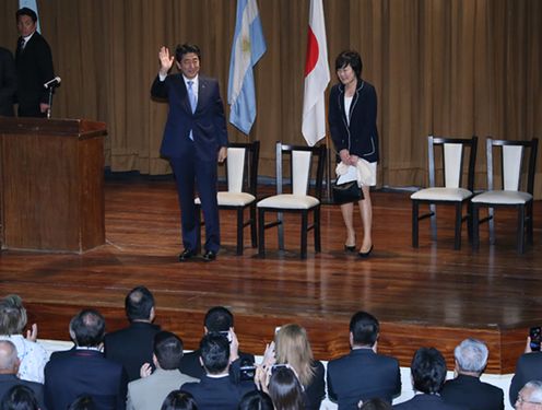 Photograph of the Prime Minister attending an exchange with Argentinians of Japanese descent (2)