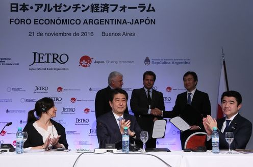 Photograph of the Prime Minister attending the Japan-Argentine Economic Forum (3)