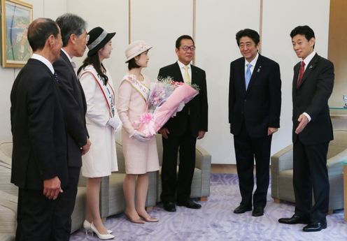 Photograph of the presentation of flowers from Awaji Island