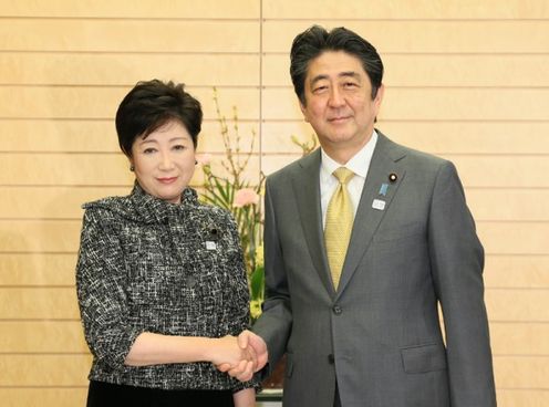 Photograph of the Prime Minister shaking hands with Governor Koike
