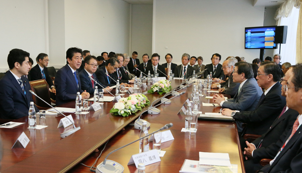Photograph of the Prime Minister conversing with people involved with Japanese businesses