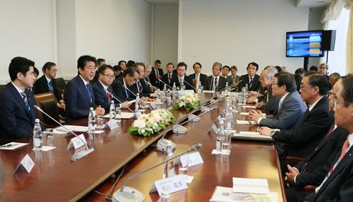 Photograph of the Prime Minister conversing with people involved with Japanese businesses