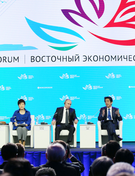Photograph of the Prime Minister answering questions during the Q&A session of the Plenary Session of the Eastern Economic Forum (2)