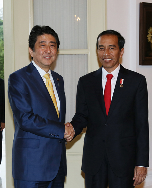 Photograph of the leaders shaking hands