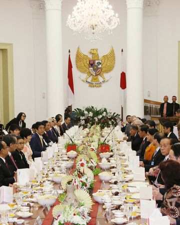 Photograph of the welcome dinner hosted by the President of Indonesia and his wife