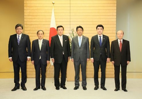 Photograph of the Prime Minister attending a photograph session with the newly appointed Parliamentary Vice-Minister Nagasaka (2)