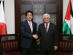 Photograph of Prime Minister Abe meeting with the President of the Palestinian Authority (1)