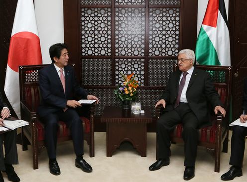 Photograph of Prime Minister Abe meeting with the President of the Palestinian Authority (2)