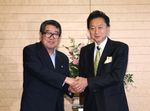 Photograph of the Prime Minister shaking hands with President Takagi of RENGO in a government-labor meeting (1)