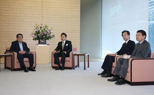 Photograph of the Prime Minister holding a government-labor meeting