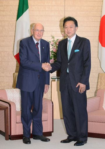 Photograph of Prime Minister Hatoyama shaking hands with President Napolitano
