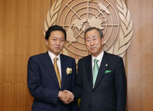 Photograph of Prime Minister Hatoyama shaking hands with UN Secretary-General Ban Ki-moon