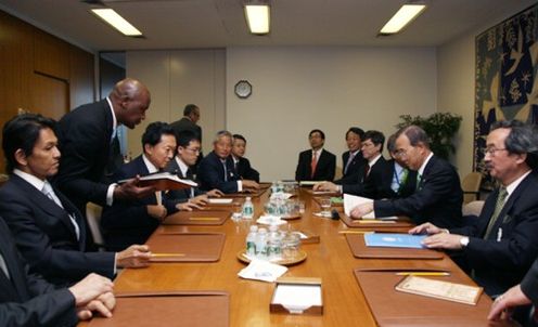 Photograph of Prime Minister Hatoyama holding talks with UN Secretary-General Ban Ki-moon