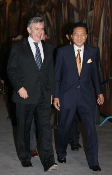 Photograph of Prime Minister Hatoyama holding talks with UK Prime Minister Brown