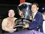 Photograph of Prime Minister Hatoyama handing the Prime Minister's Cup to Yokozuna Asashoryu (Photo courtesy: Kyodo News)