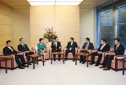 Photograph of the meeting of the government's ruling coalition leaders held prior to the meeting of the Ministerial Committee on Basic Policies (2)