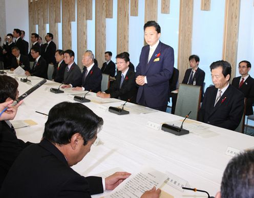 Photograph of the Prime Minister delivering an address at a meeting of the Headquarters for Countermeasures against Novel Influenza A (H1N1) (2)