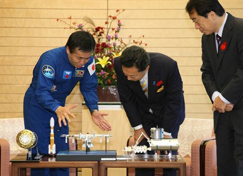Photograph of Prime Minister Hatoyama listening to Astronaut Koichi Wakata's explanations