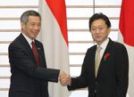 Photograph of Prime Minister Hatoyama shaking hands with Prime Minister Lee Hsien Loong