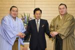 Photograph of Prime Minister Hatoyama shaking hands with Yokozuna Hakuho and Yokozuna Asashoryu