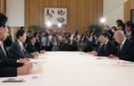 Photograph of Prime Minister Hatoyama receiving a courtesy call from Co-Chair Evans and Co-Chair Kawaguchi